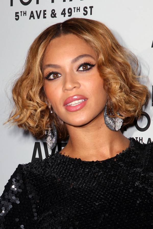 Beyoncé-Short-Haircut-in-The-Evening-Topshop-